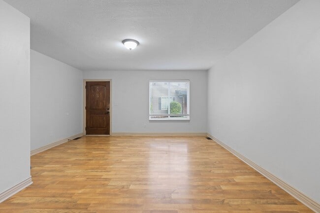 Building Photo - DARLING - 2 Bed 1.5 Bath Townhome in the M...
