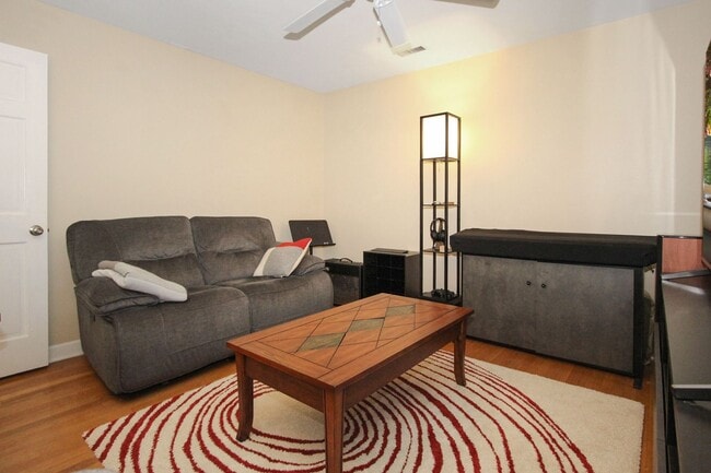 Building Photo - 427 Elizabeth Lake Dr