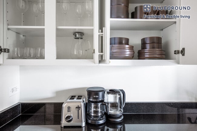 Building Photo - 245 E 40th St