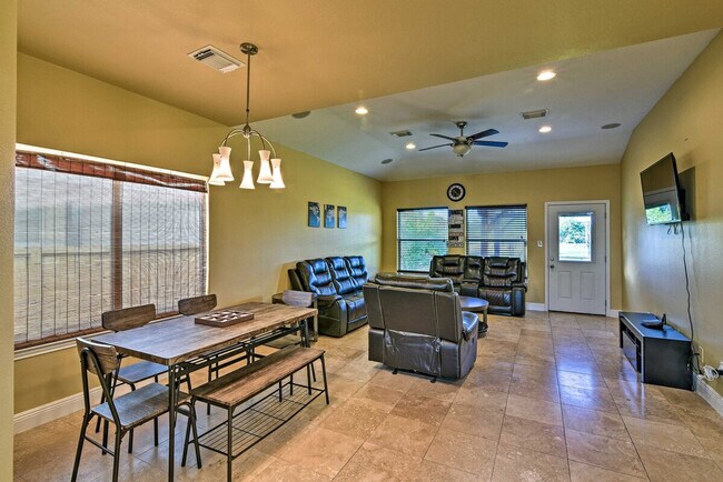 Building Photo - 2735 Broadway St