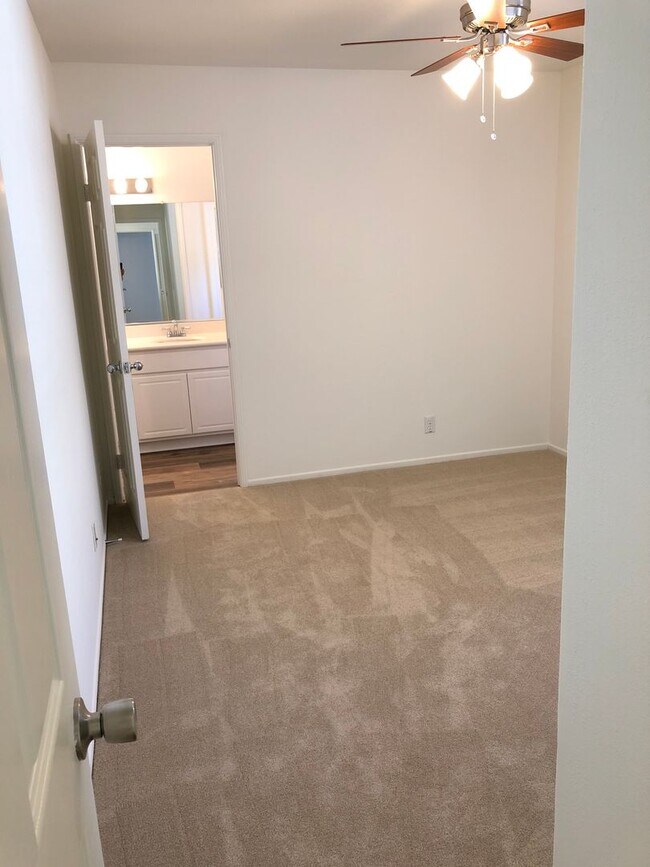 Building Photo - CHARMING 3 BR/2.5 BATH  " TWELVE PICKET LA...