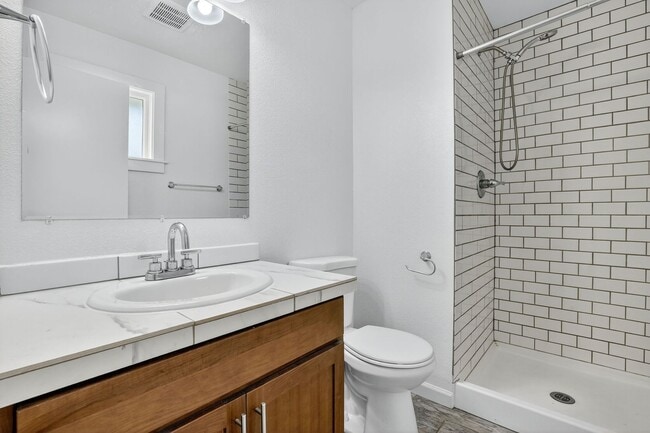 Building Photo - 4 bedroom: Single Level SE Portland Home