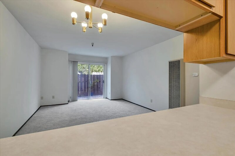 Building Photo - 106 Vista Prieta Ct