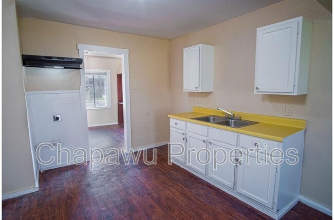 Building Photo - 819 Larry St