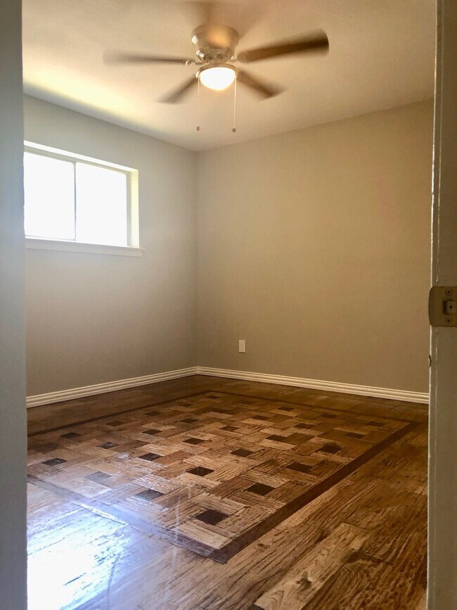 Building Photo - 4 Bedroom / 2 Bath / 2 Car Garage