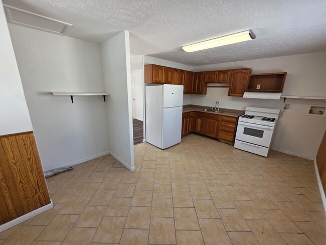 Building Photo - COZY 3 BR HOME CENTRALLY LOCATED