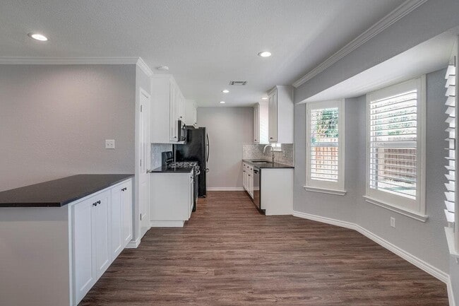 Building Photo - 226 Claris Ln