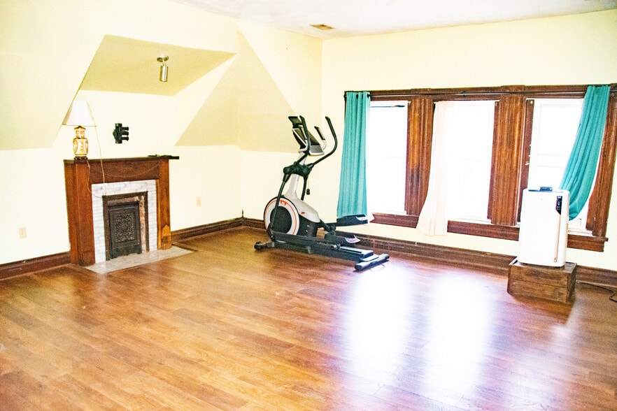 Living Room - 1331 S Floyd St