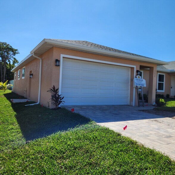 Building Photo - 5635 Genesee Pky