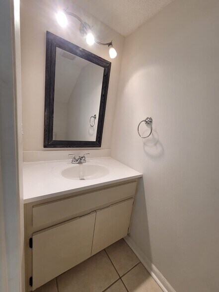 Building Photo - 6141 Oak Cluster Cir