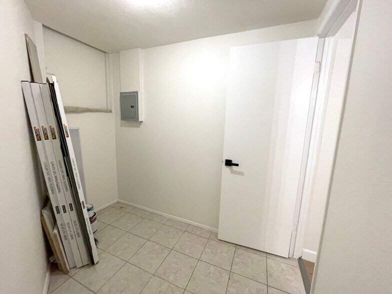 Building Photo - 3141 Hillview Dr N