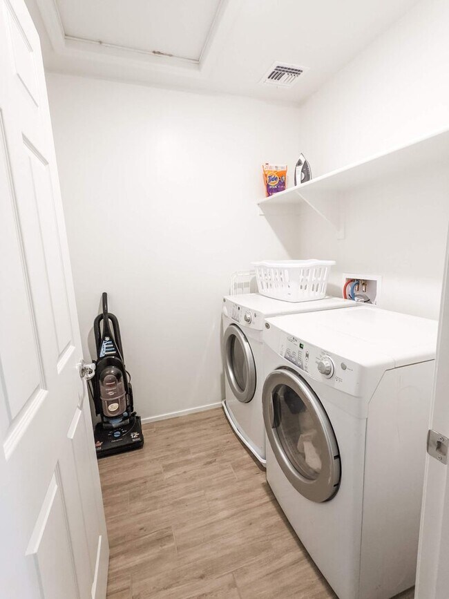 Building Photo - Gorgeous Fully Furnished - PRELEASE August 2026