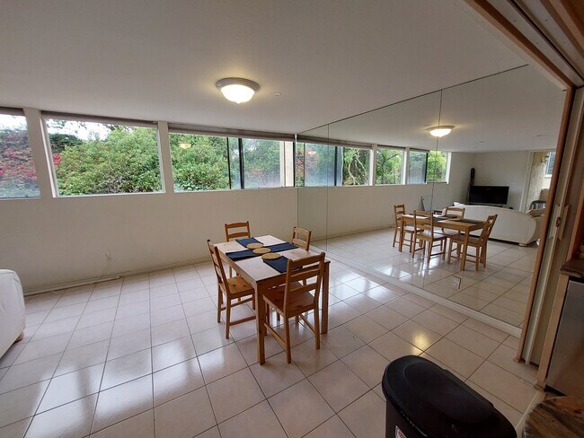 Building Photo - 2420 Torrey Pines Rd