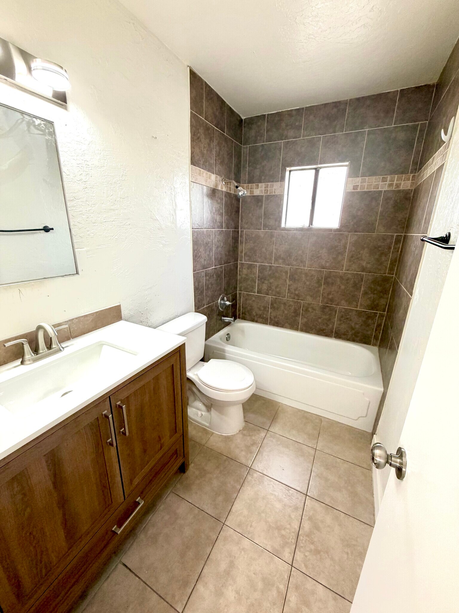 Building Photo - 1731 E Cheery Lynn Rd