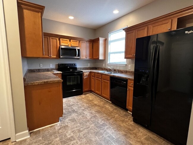 Building Photo - 708 Tattnall Dr