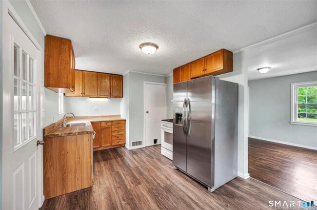 Building Photo - 607 Hartford Rd