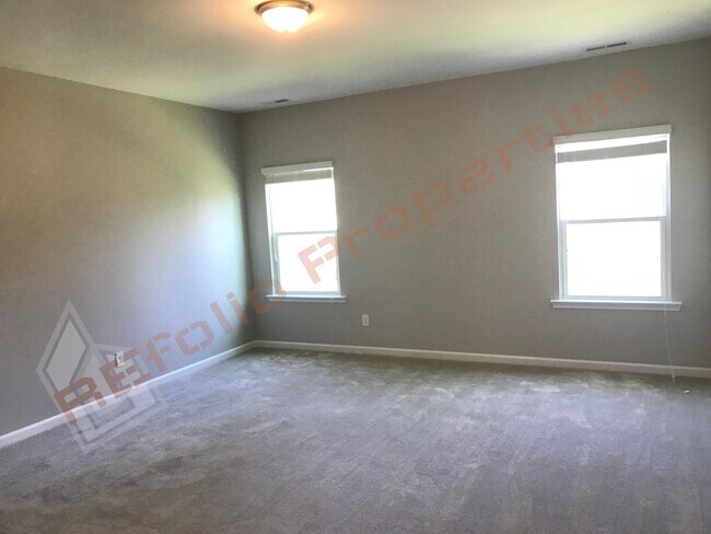 Building Photo - Grand 5 Bedroom 3 Baths House w/1st FL gue...