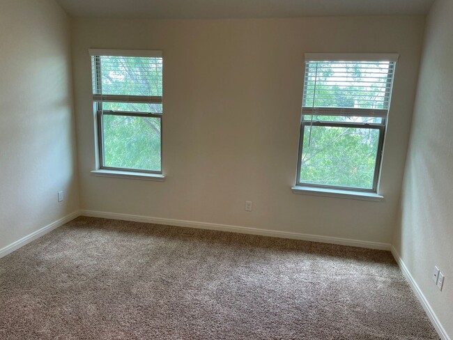 Building Photo - 10218 Lynwood Vlg