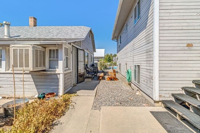 Building Photo - Charming Downtown 2-Bedroom Upstairs Apartment with Off-Street Parking