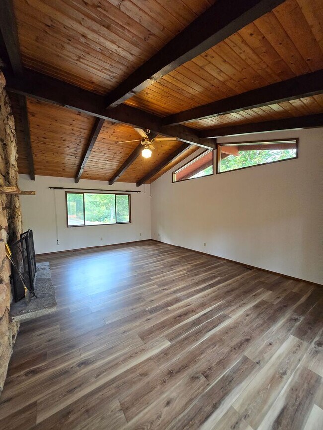 Building Photo - Riverfront Property 3 Bedroom 2 Bath in To...