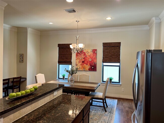 Building Photo - 3255 Maxroy St