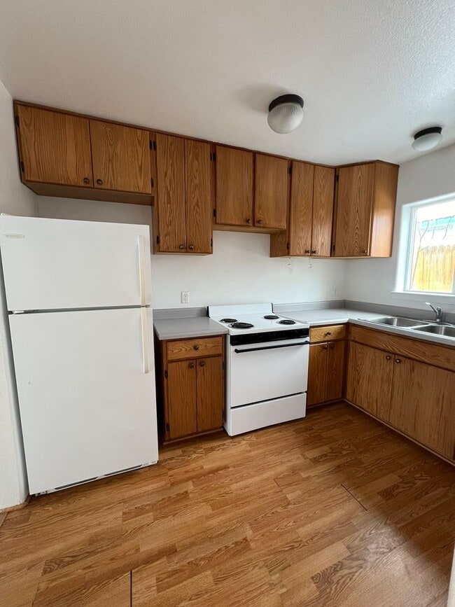 Building Photo - 2 Bedroom, 1.5 Bathroom Townhouse
