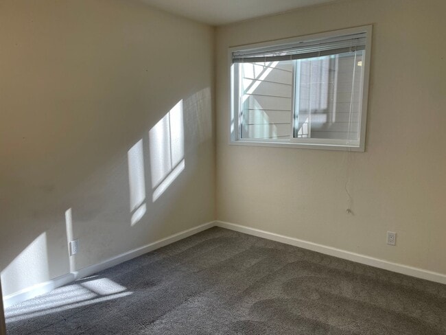 Building Photo - $500 off 1st months rent!!  Bright and Modern Northgate Condo!