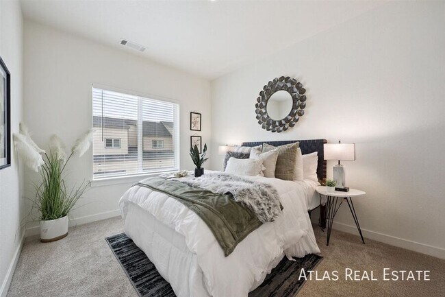 Building Photo - 644 Hewlett Aly