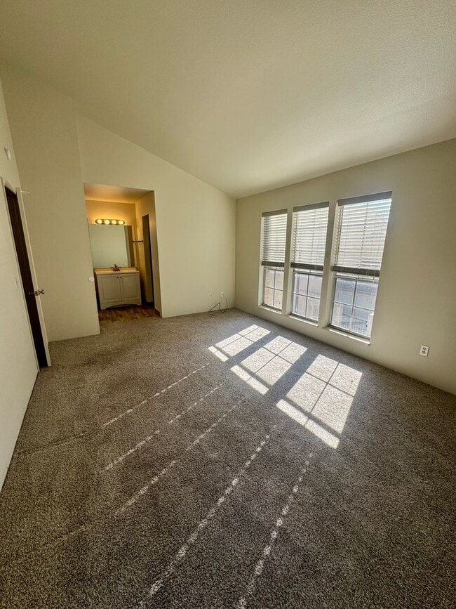 Building Photo - 2 Bedroom Townhome with Pool and Fitness Center/Centrally Located!!