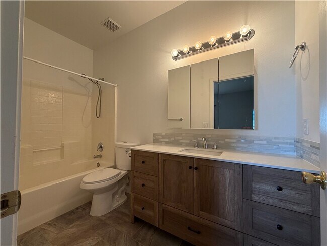 Building Photo - 1903 E La Entrada Pl