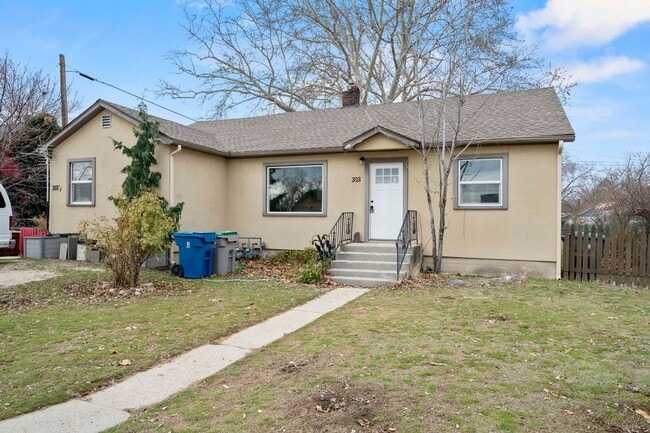 Building Photo - Enjoy a move-in ready home with brand new ...