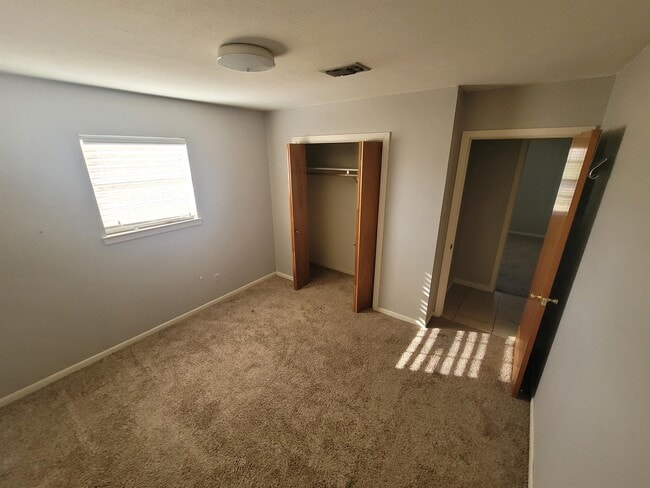 Building Photo - 6084 W Roundbunch Rd