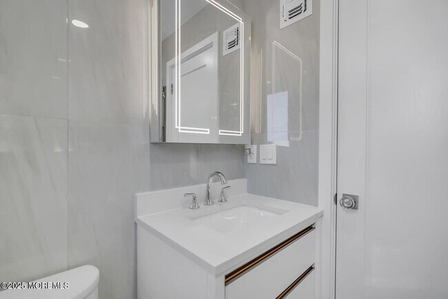 Building Photo - 1 Robin Dr