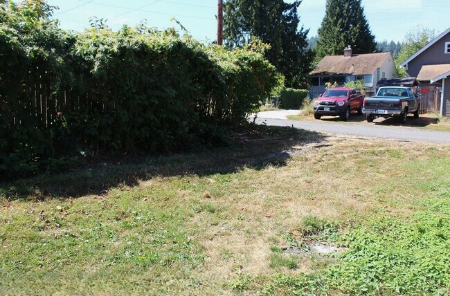 Building Photo - 6 bedroom, 2 Bath Home Available in August!