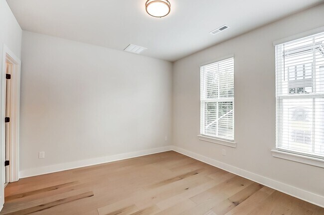 Building Photo - NEW TOWNHOME W/ ROOFTOP TERRACE @ 5West Te...