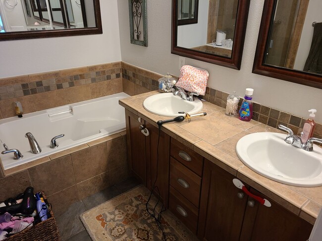Building Photo - 3 Bedroom Central Park Townhome.