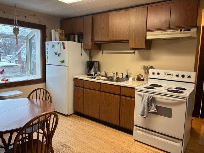 Building Photo - Nice 3 Bed 1 bath close to Water St. and UWEC! Available June 1st