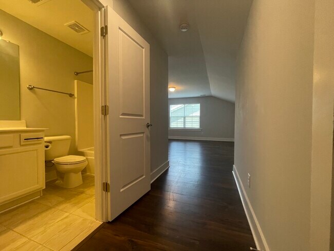 Upstairs En Suite Bathroom - 5100 Gracious Drive