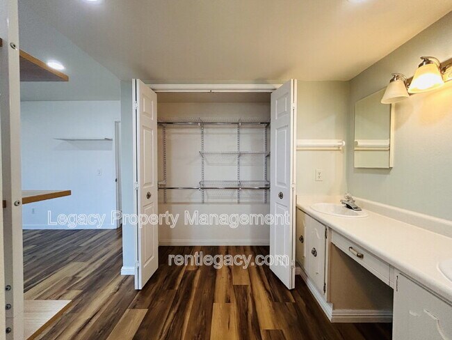 Building Photo - 493 Dahlia St