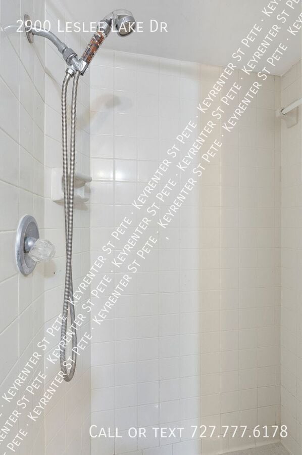 Building Photo - 2900 Leslee Lake Dr N