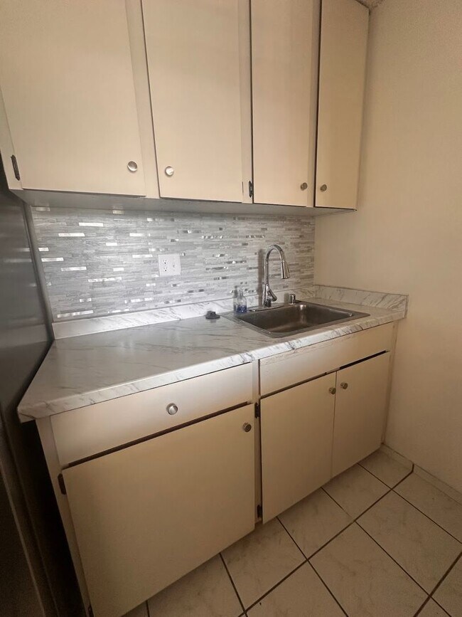 Building Photo - Moanalua Armstrong