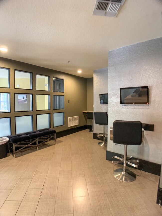 Building Photo - Great 1/1 Condo unit with city view