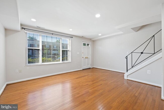 Building Photo - 2512 N Dearing St
