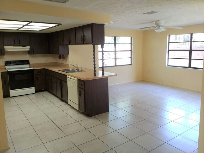 Building Photo - Corner Lot Home in New Port Richey