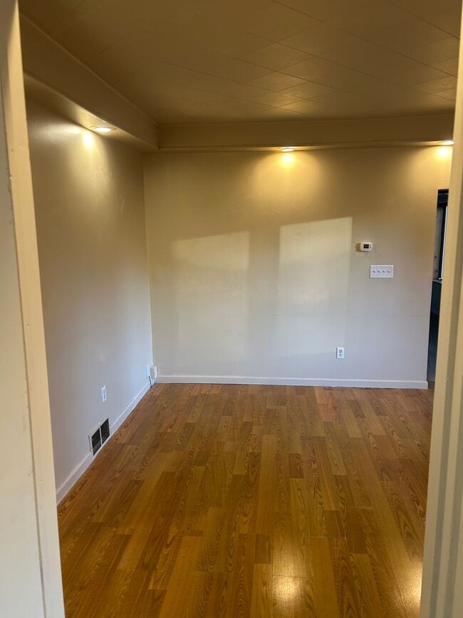 Building Photo - 30 W 7th St