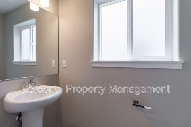 Building Photo - 4803 NE 37th Ct