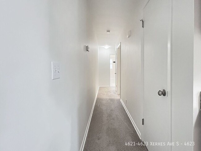 Building Photo - 2br 1ba 1cg ~ Security Deposit Free Altern...