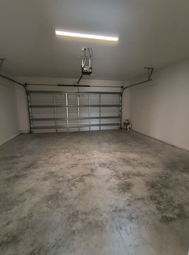 Building Photo - 5 BED 3 BATH SOLAR HOME FOR RENT!! Availab...