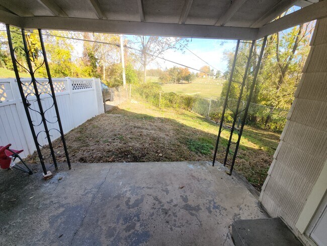 Small fenced back yard - 1402 Lynn St