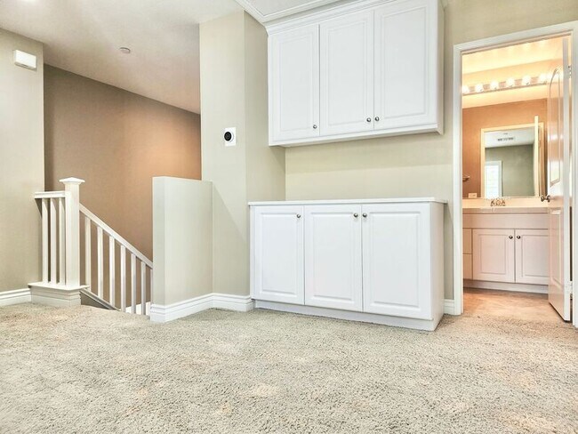 Building Photo - 112 Hedge Bloom